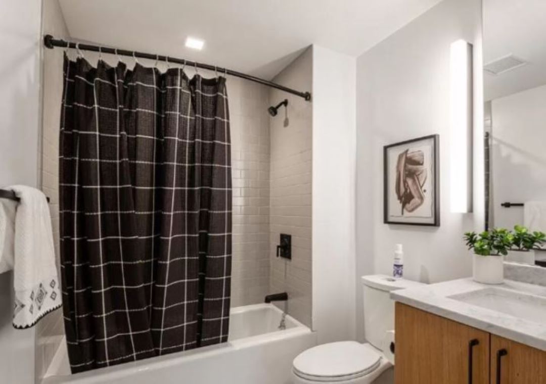 large bathroom at 79-83 Gardner Street