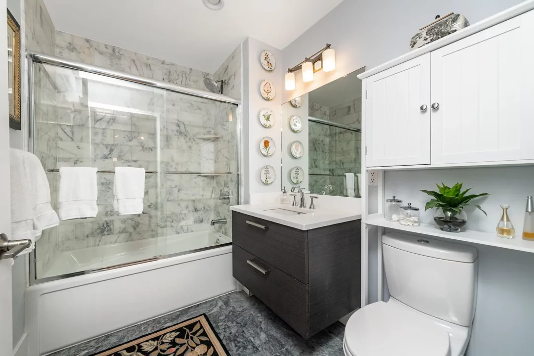 Bathroom with tub stall