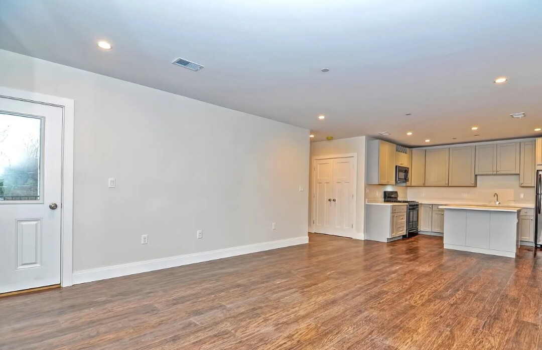 76 Stonley living area