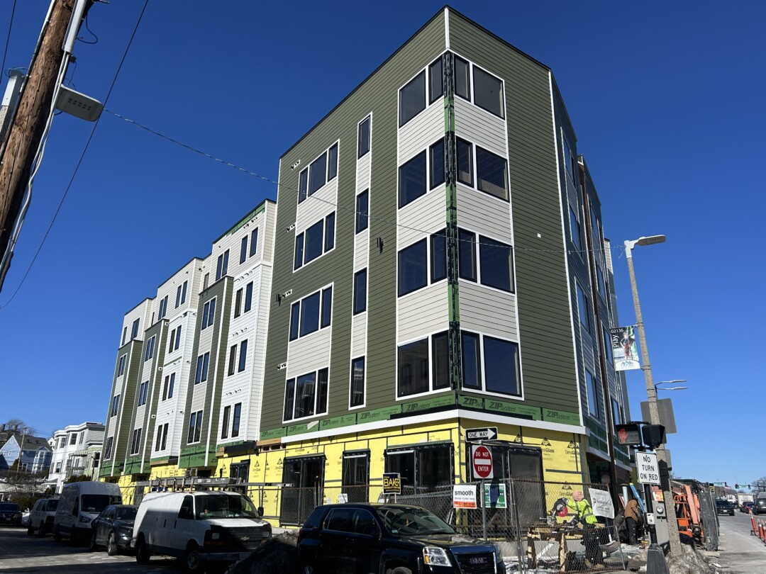 Side construction of 1305 Hyde Park in Hyde Park